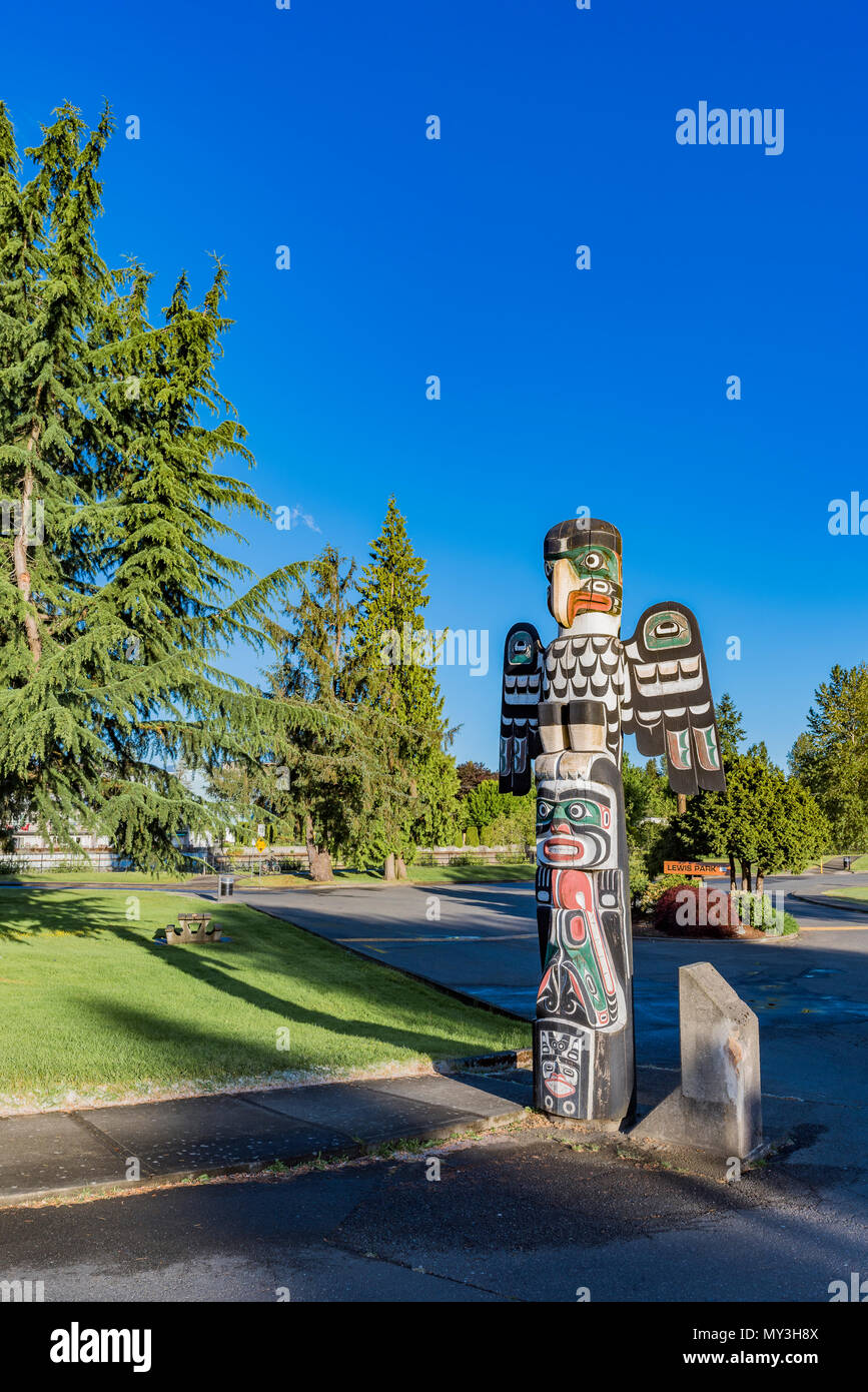 Totem Pole mit Thunderbird, Lewis, Park, Courtenay, Comox Valley, British Columbia, Kanada. Stockfoto