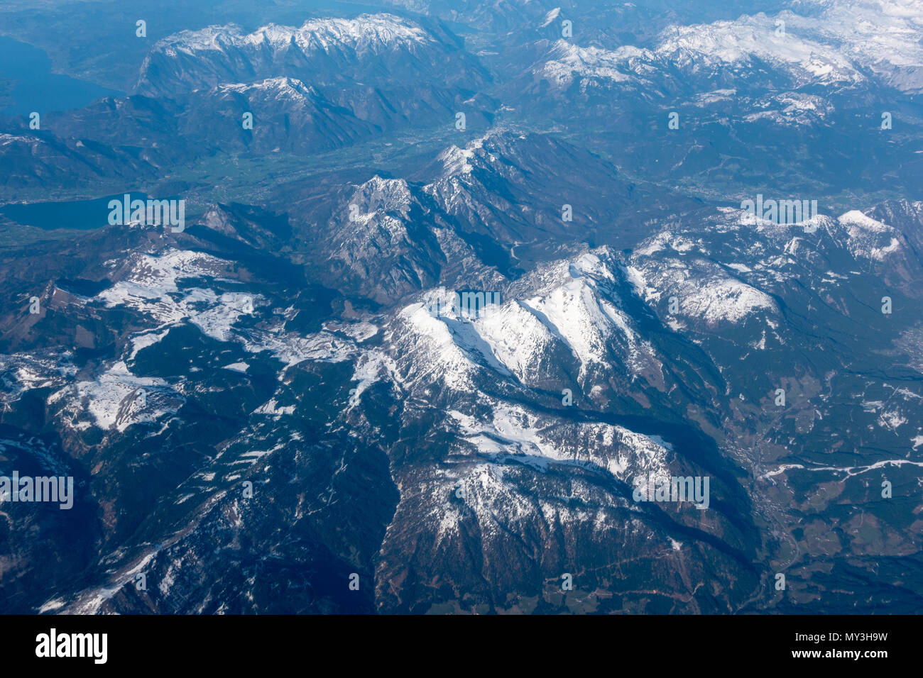 Allgemeine schneebedeckten Berge im zentralen Europw wie aus einem Flugzeug Fenster im April 2018 gesehen. Stockfoto