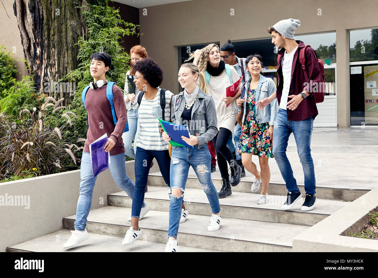 College-Studenten auf dem Campus zu Fuß Stockfoto
