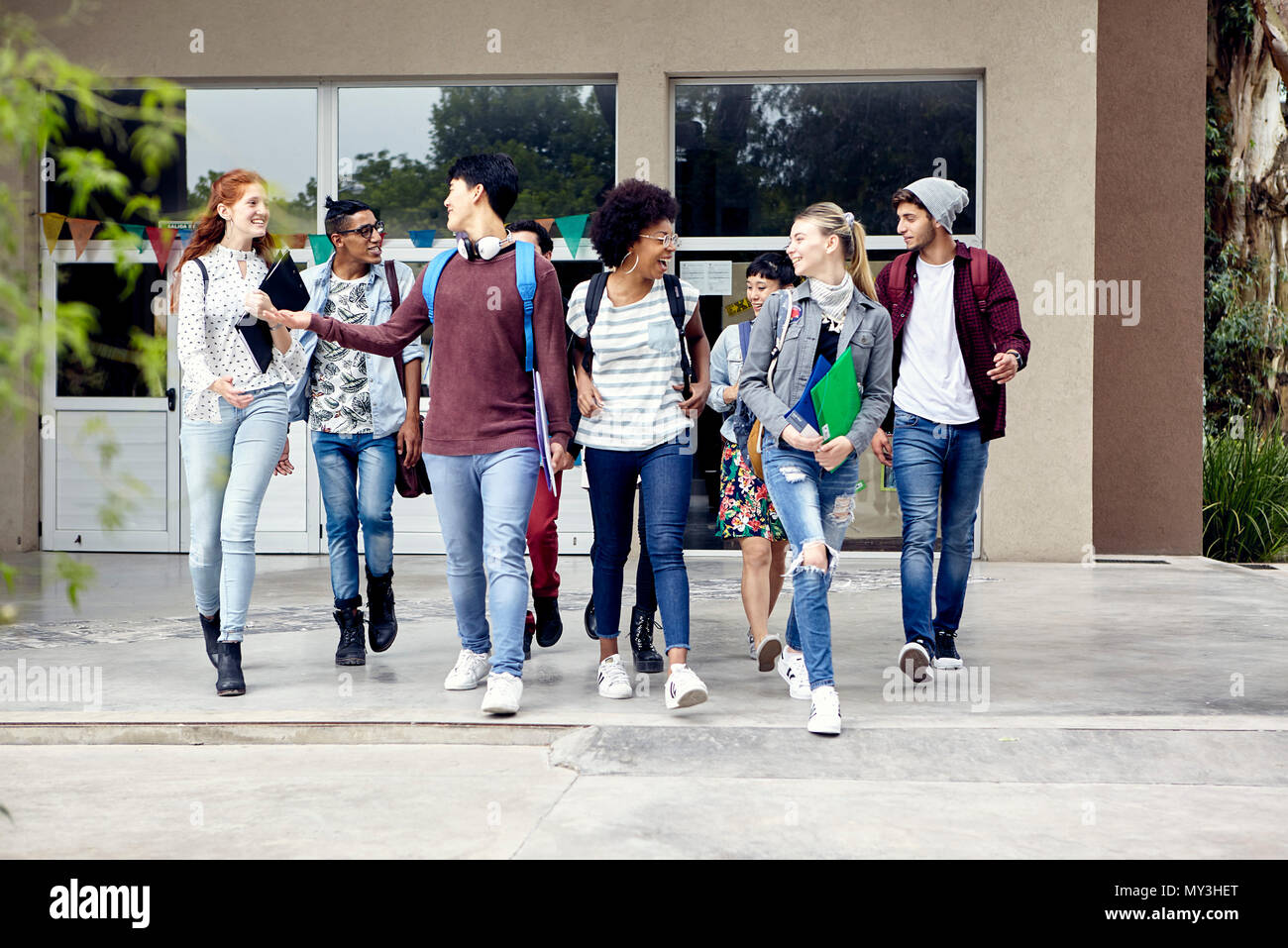 Mitschüler Wandern und gemeinsam Plaudern auf College Campus Stockfoto