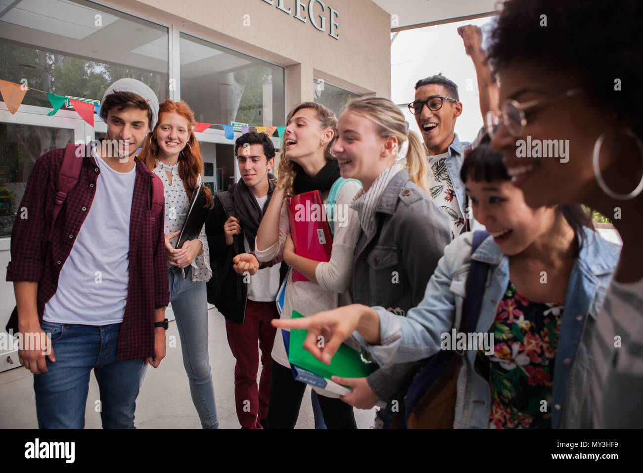 Studenten versammelten sich auf dem Campus, aufgeregt Stockfoto