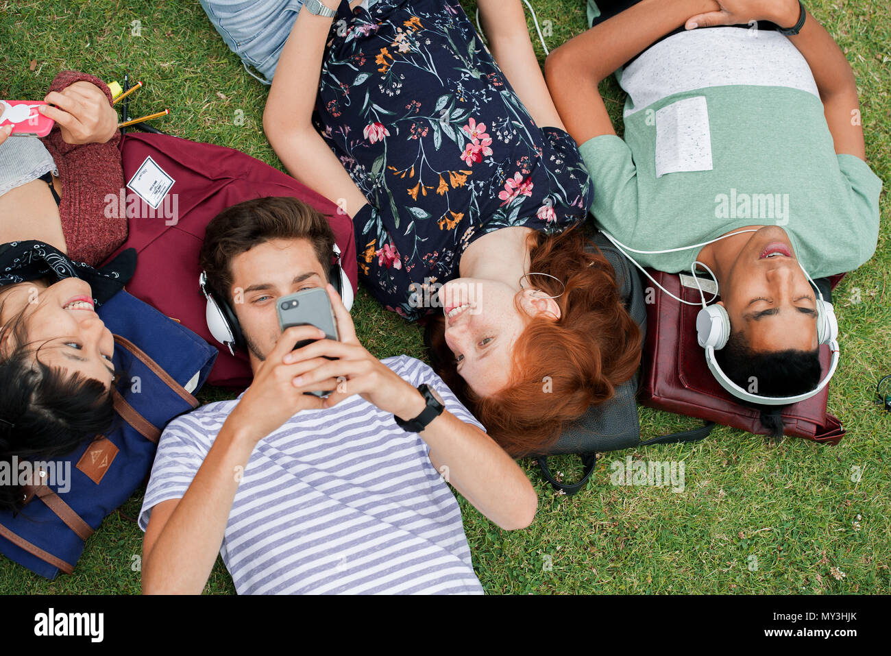 College Freunde entspannen auf Gras zusammen Stockfoto