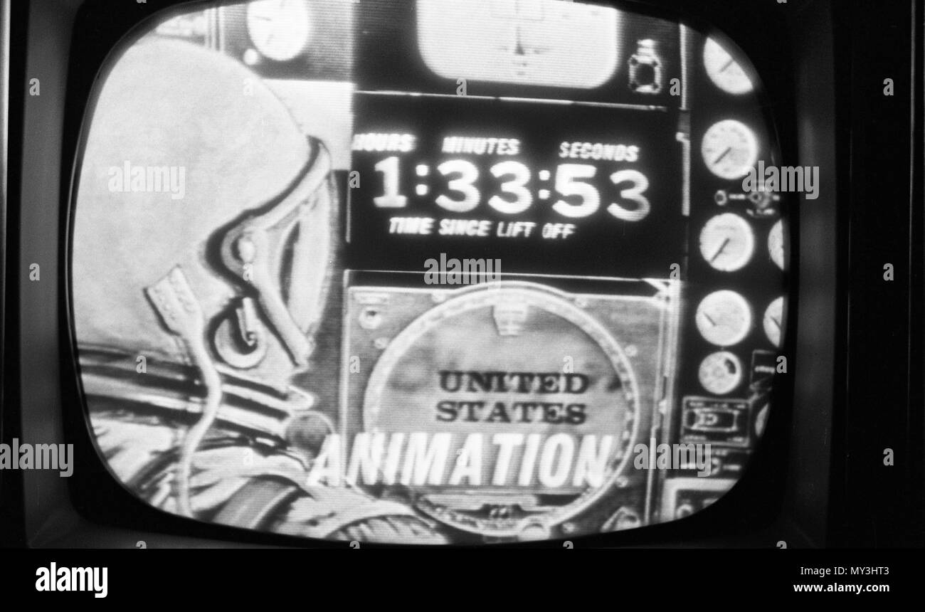 Tv-Bildschirm mit der Darstellung von John Glenn in der Freundschaft 7 Raumkapsel, die auf dem Bedienfeld während seiner Bahn um die Erde am 20. Februar 1962. Foto von Marion S. Trikosko Stockfoto