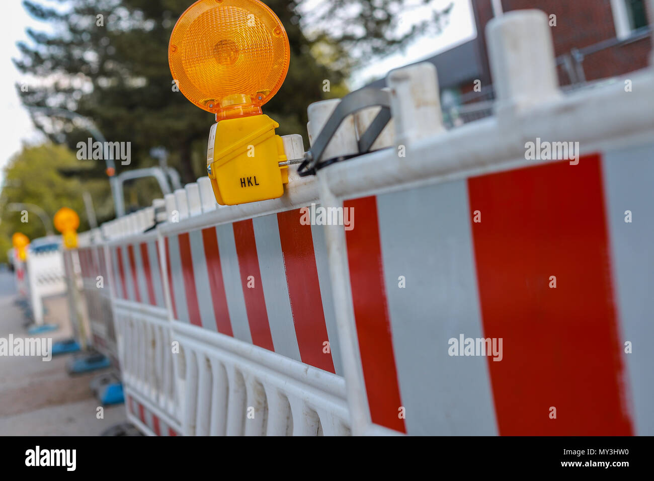 Rote und weiße Barrikaden mit zwei Kontrolllampen, Schärfentiefe Stockfoto