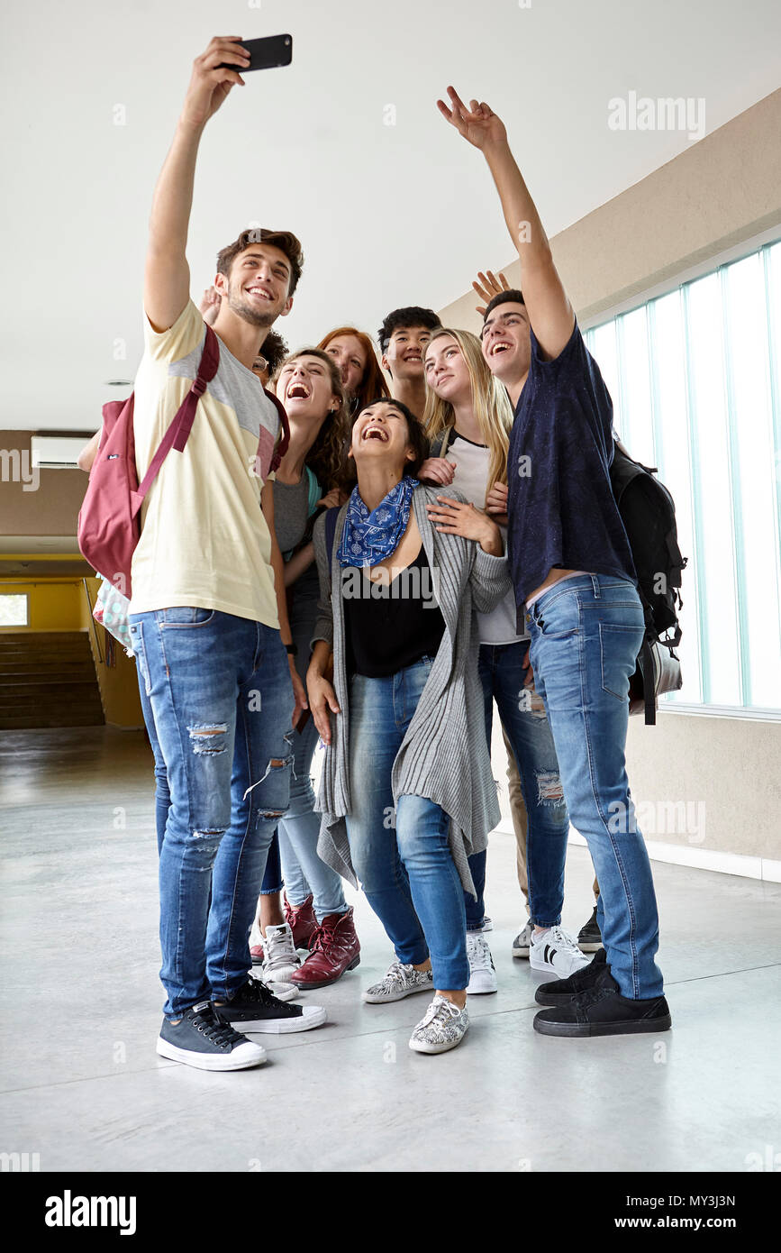 Schule Freunde zusammen posieren für selfie Stockfoto