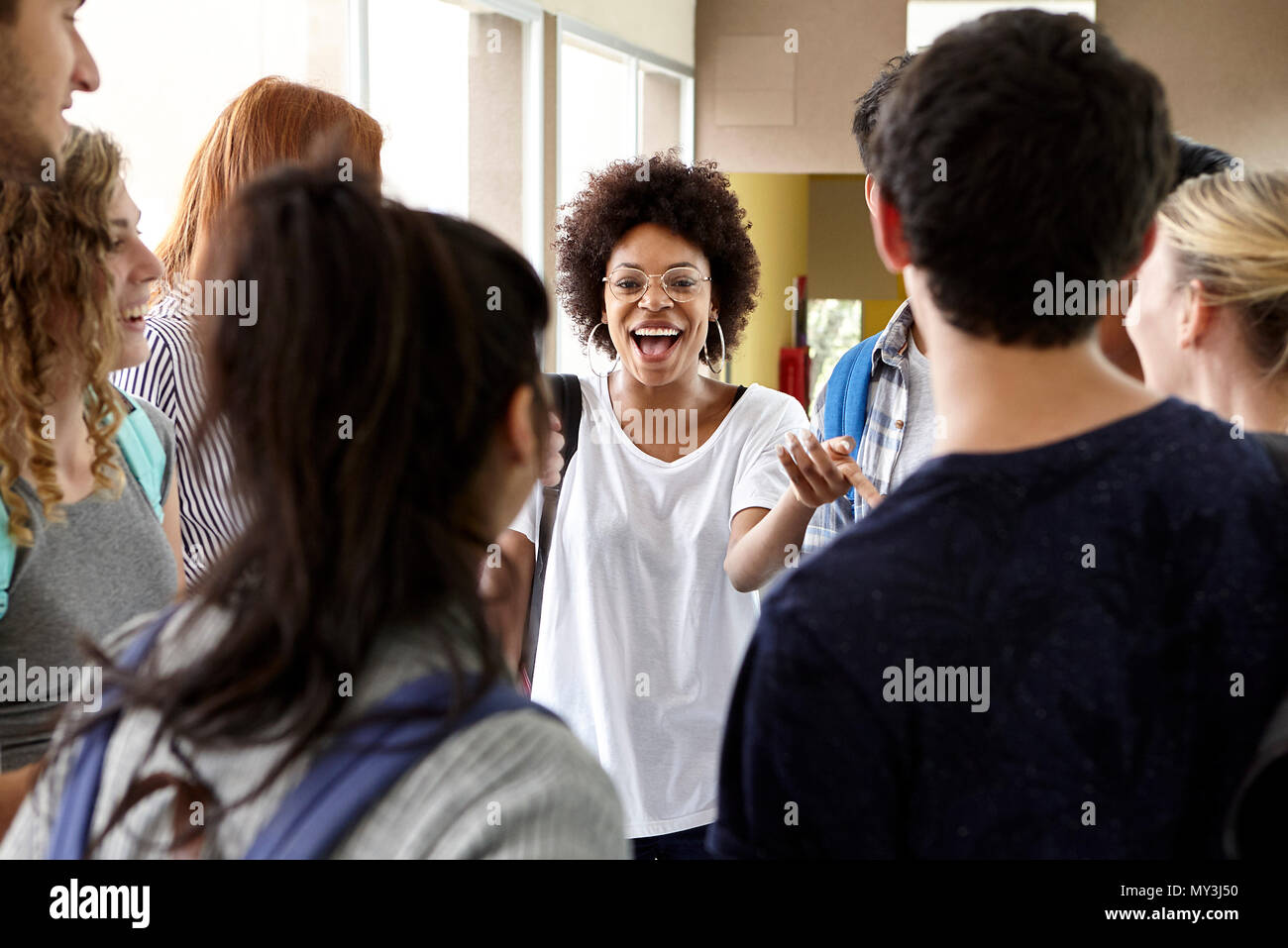Studenten zusammen Chatten in Schule Korridor Stockfoto