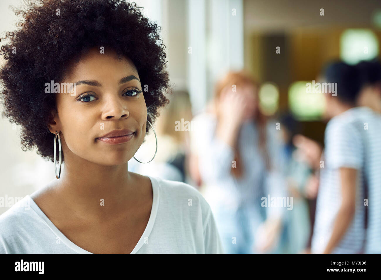 Weibliche Studenten fröhlich lächelnd, Porträt Stockfoto