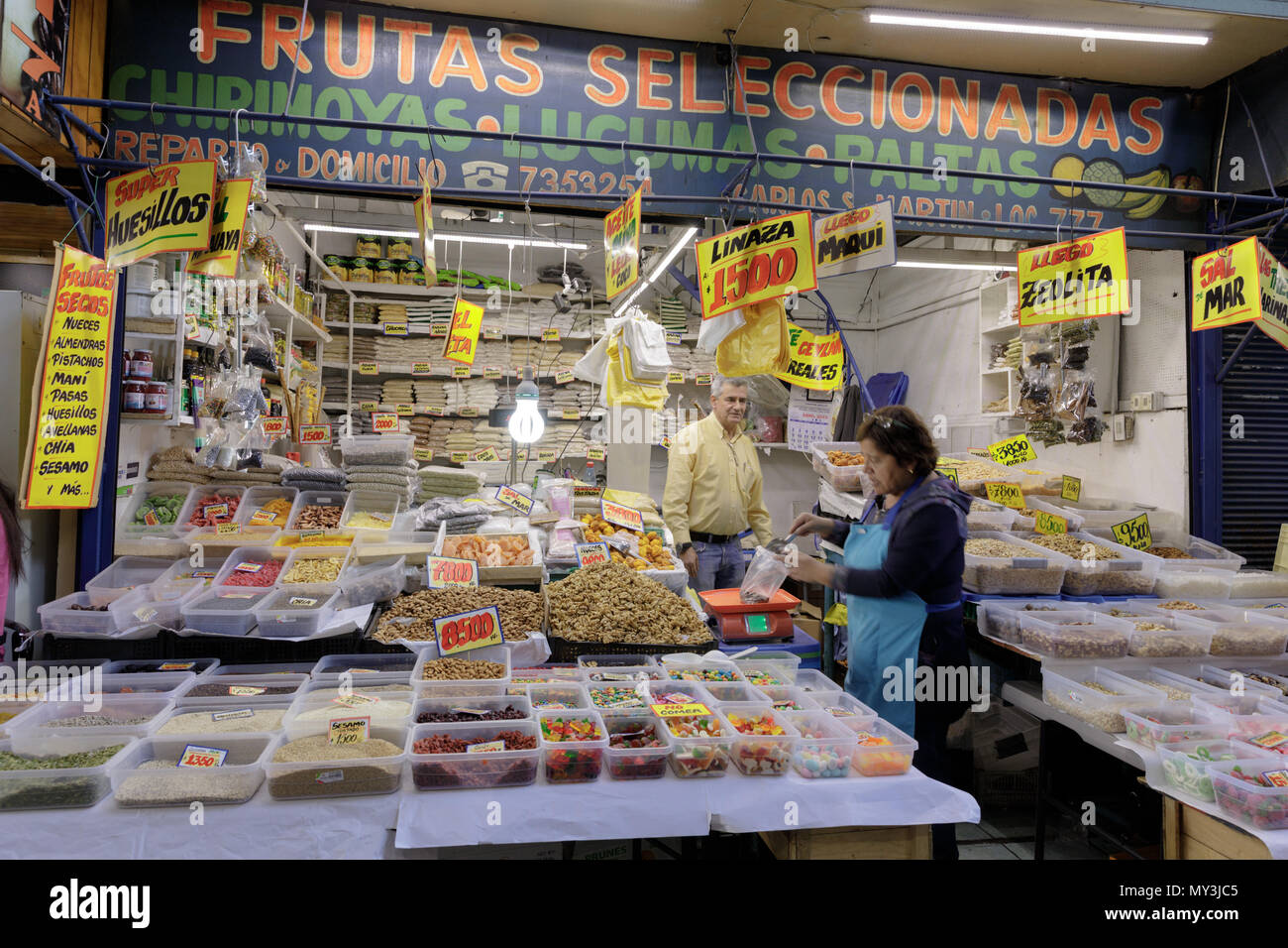 Santiago de Chile: Vega Markt aka Mercado Vega ist der richtige Ort für frische und regionale Produkte gehen Stockfoto