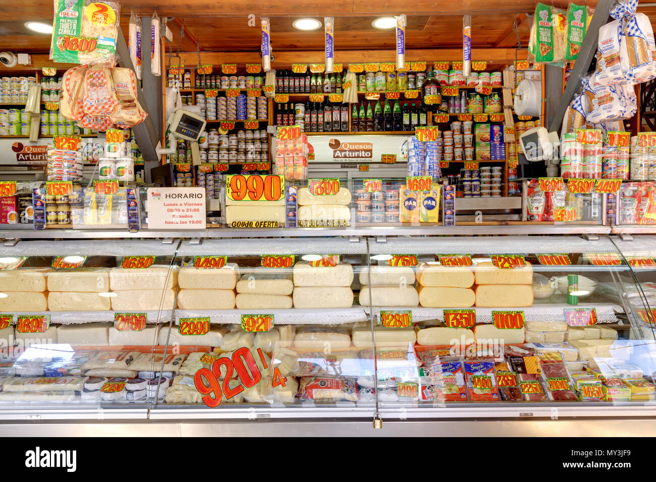 Santiago de Chile: Gourmet Käse und andere Lebensmittel am Central Market aka Mercado Central. Stockfoto