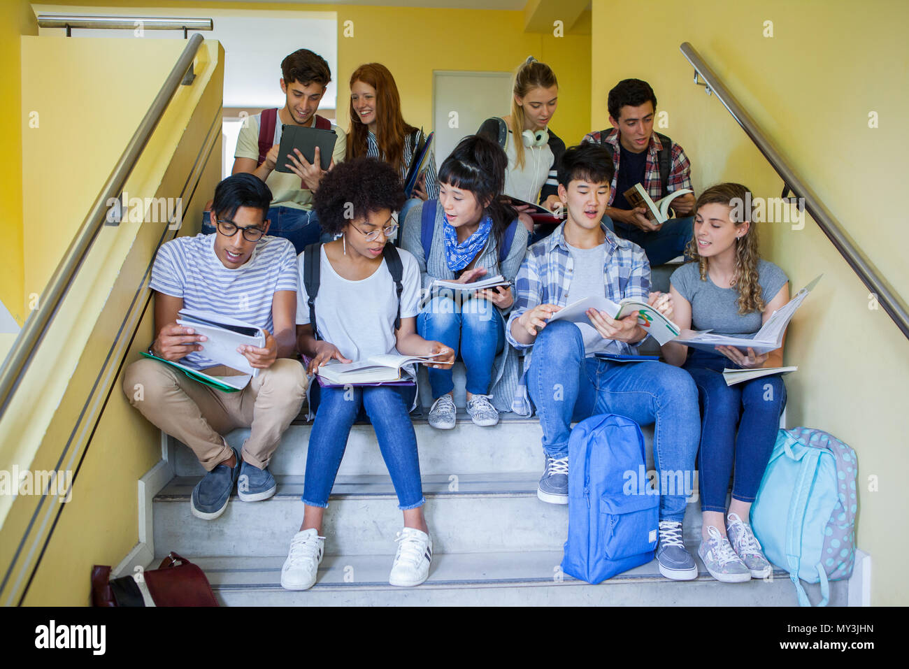 Gruppe Studenten studieren auf Treppen Stockfoto