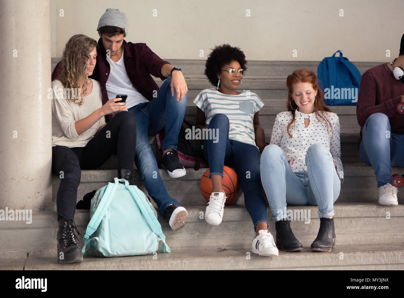 Freunde heraus zusammen hängen während der Pausen in der Schule Stockfoto