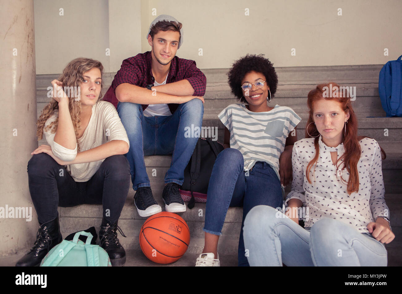 Gruppe von Freunden heraus zusammen hängen nach der Schule, Porträt Stockfoto