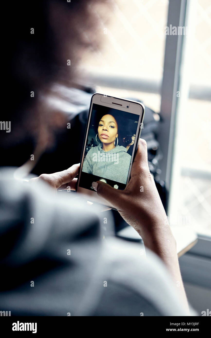 Junge Frau mit Smartphone, ein Selbstporträt zu nehmen Stockfoto