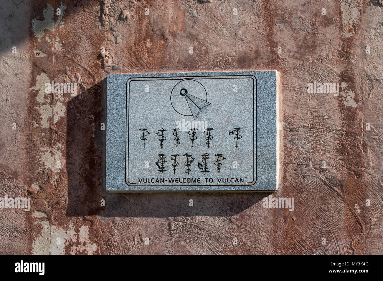 Vulcan Sprache Plakette auf der Basis von Vulcan Starship FX 6-1995 - ein Denkmal. Nach der Star Trek Raumschiff Enterprise modelliert. Vulcan, Alberta, Kanada. Stockfoto