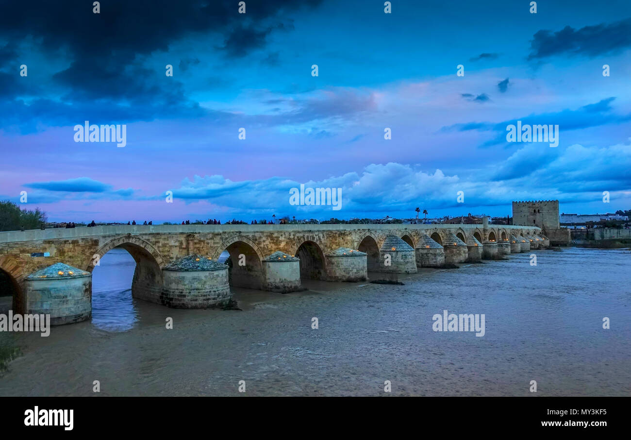 Cordoba - Römische Brücke und Torre de Calahorra am Abend. Cordoba, Andalusien, Spanien Stockfoto