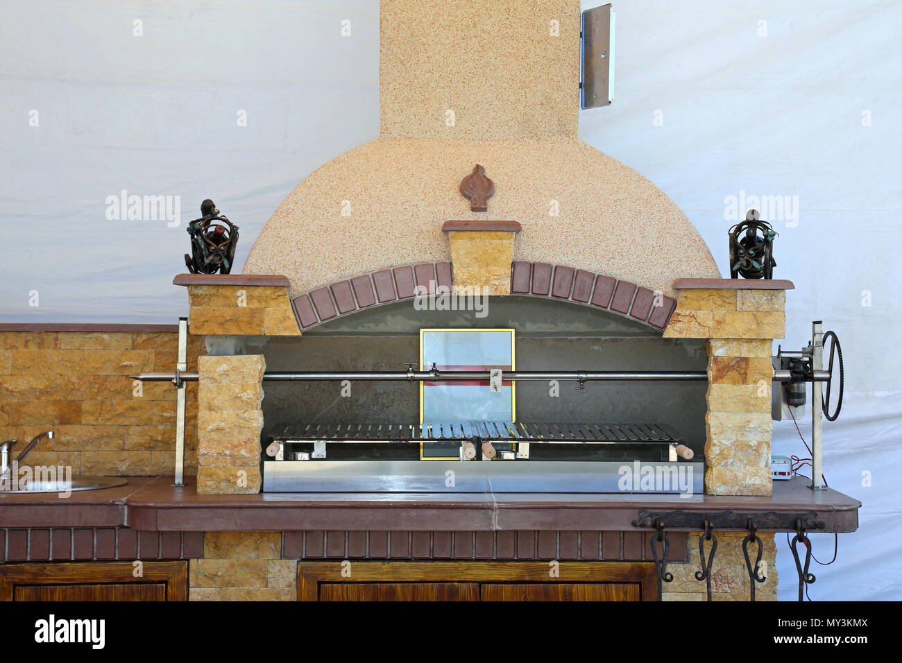 Italienische Mauerwerk Stein Grill mit automatisierten Rotisserie Stockfoto
