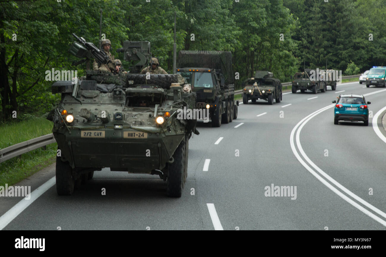 Us-Soldaten, auf die 2. Staffel, 2d-Cavalry Regiment, Reisen in Stryker gepanzerte Fahrzeuge bei einem Konvoi der Bemowo Piskie Training Area in Polen, 1. Juni 2018 vergeben. Sabre Streik 18 fördert die regionale Stabilität und Sicherheit, während die Stärkung der Fähigkeiten der Partner und das Vertrauen, die kombinierte Ausbildung Chancen, die sie bietet starke Verbesserung der Interoperabilität zwischen den teilnehmenden NATO-Verbündeten und wichtigen regionalen Partnern. (U.S. Armee Foto von SPC. CaShaunta Q. Williams). Stockfoto