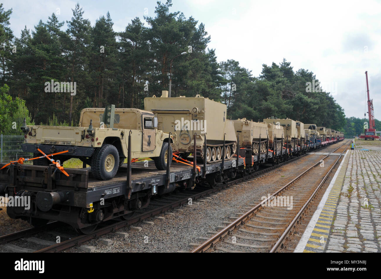 Der Hauptsitz und die Konzernzentrale, 91st Brigade Ingenieur Bataillon, 1st Armored Brigade Combat Team, 1.Kavallerie Division erhält durch Fahrzeuge des Schienenkopfes in Zagan, Polen, 4. Juni 2018. Die Fahrzeuge wurden am Hafen in Antwerpen, Belgien erhalten und mit dem Zug nach Zagan, Polen zur Unterstützung der Atlantischen lösen, ein bleibendes Training übung zwischen der NATO und der US-Streitkräfte transportiert. (U.S. Army National Guard Foto von SPC. Hannah Tarkelly, 382 Öffentliche Angelegenheiten Ablösung/1st Armored Brigade Combat Team 1.Kavallerie Division/Freigegeben) Stockfoto