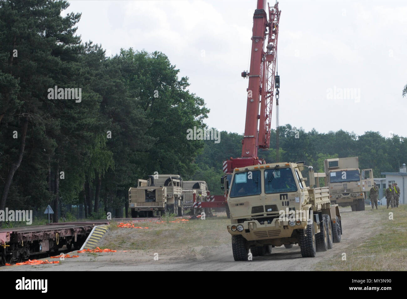 Soldaten, zugeordnet zu den Hauptsitz und die Konzernzentrale, 91st Brigade Engineer Battalion (BEB), 1st Armored Brigade Combat Team (ABCT), 1st Cavalry Division (CD), Fahrzeuge während des Schienenkopfes Operationen in Zagan, Polen, 4. Juni 2018 zu verschieben. Die Rezeption dieser Fahrzeugen sorgt für 91St BEB, 1 ABCT, 1 CD's Mission Bereitschaft zur Unterstützung der Atlantischen lösen, ein bleibendes Training übung zwischen der NATO und der US-Streitkräfte. (U.S. Army National Guard Foto von SPC. Hannah Tarkelly, 382 Öffentliche Angelegenheiten Ablösung/1st Armored Brigade Combat Team 1.Kavallerie Division/Freigegeben) Stockfoto