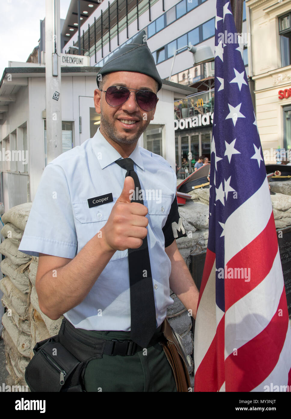 Amerikanische Schauspieler am Checkpoint Charlie Berlin Deutschland Stockfoto