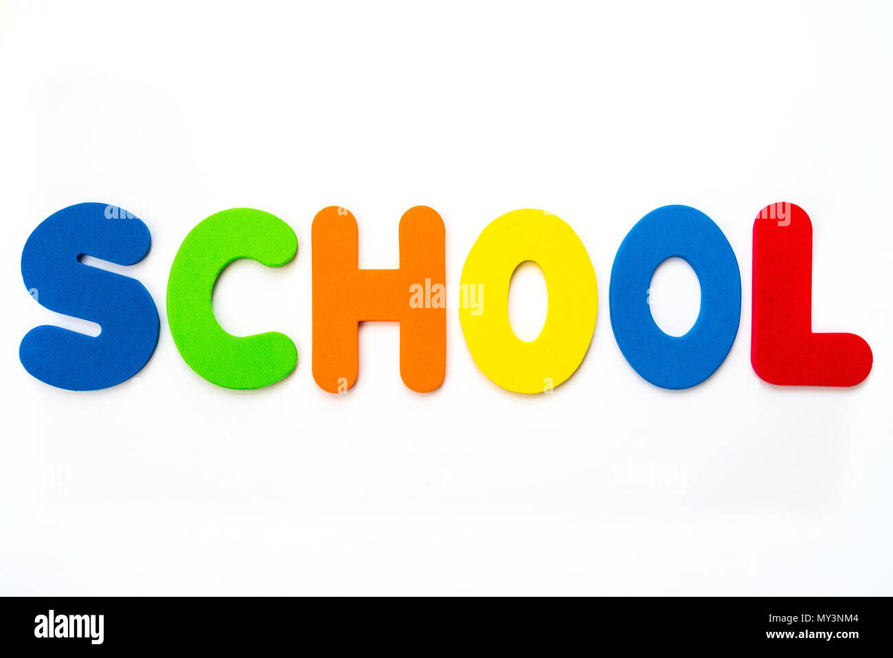 Das Wort Schule Dinkel mit bunten Buchstaben. Stockfoto