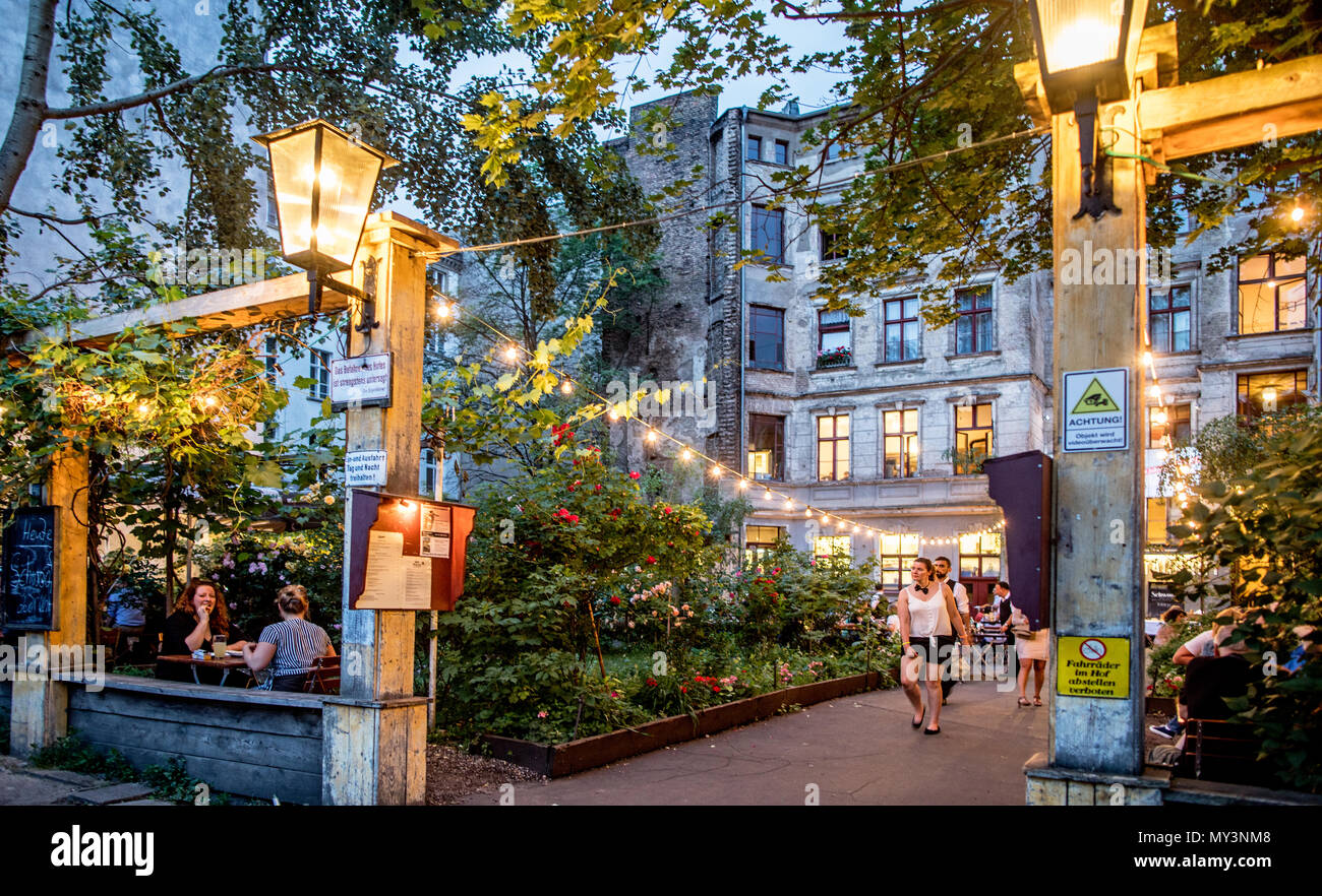 Clarchens Ballhaus bei Nacht Berlin Deutschland Stockfoto