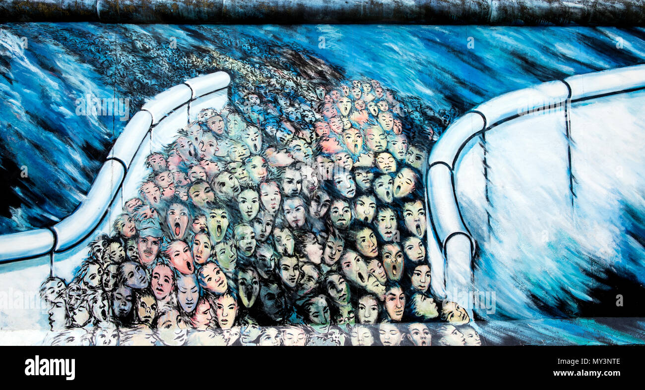 Ertrinken Gesichter auf der Berliner Mauer Kunst an der East Side Gallery Berlin Deutschland Stockfoto
