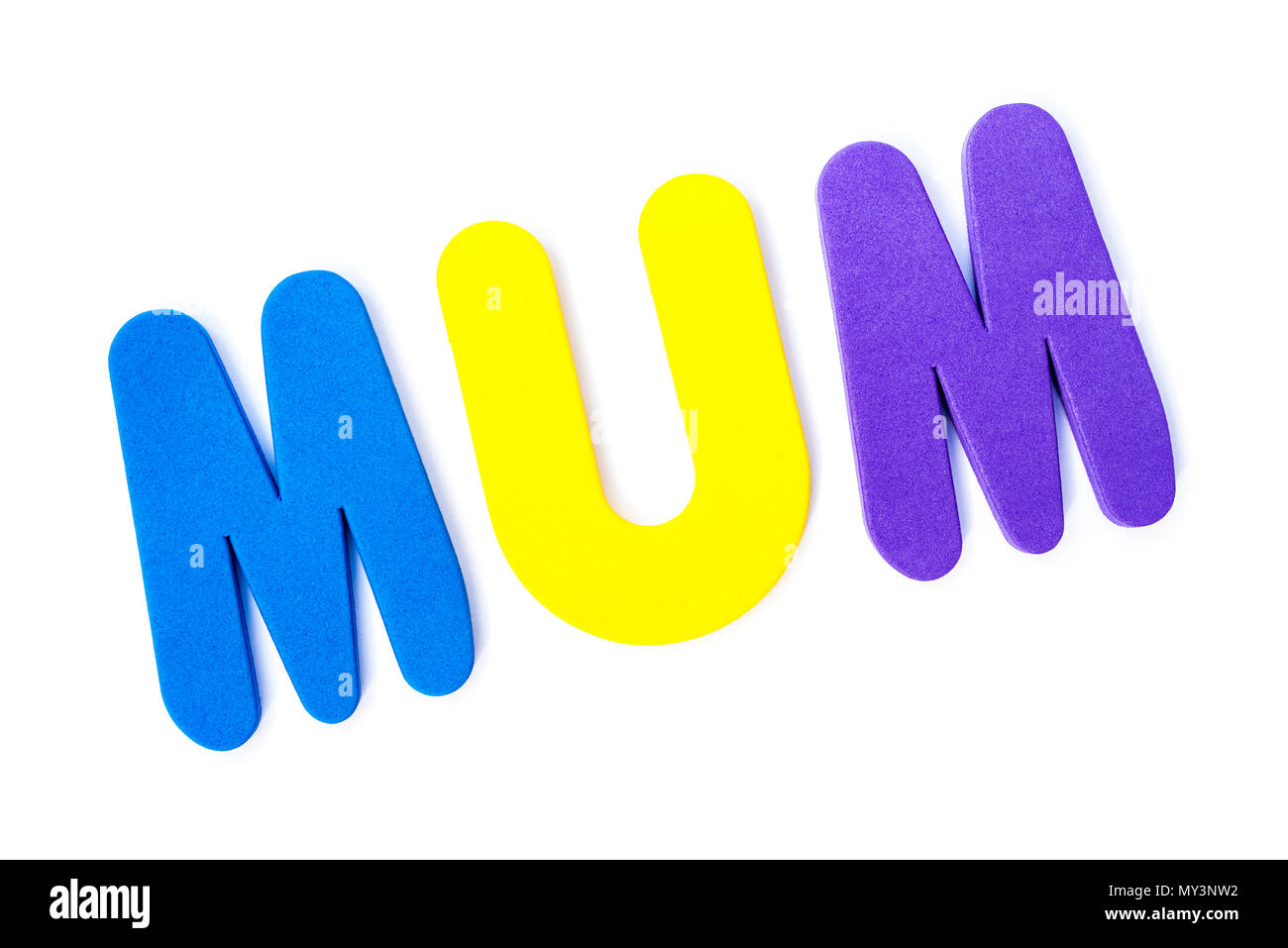 Mom buchstabiert mit farbigen Buchstaben. Stockfoto