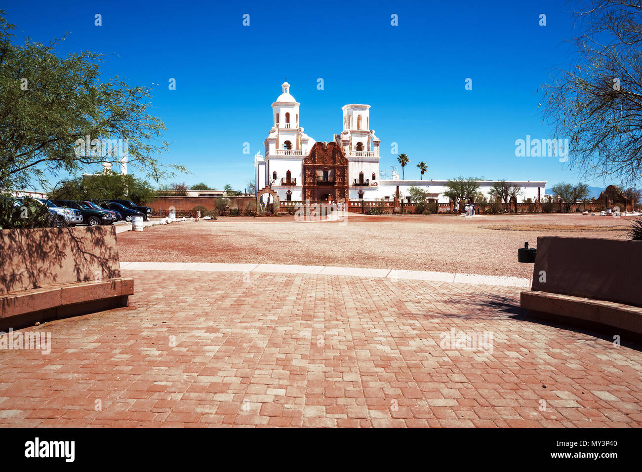 San Xavier Mission von der Plaza,, Tucson, Arizona, USA Stockfoto