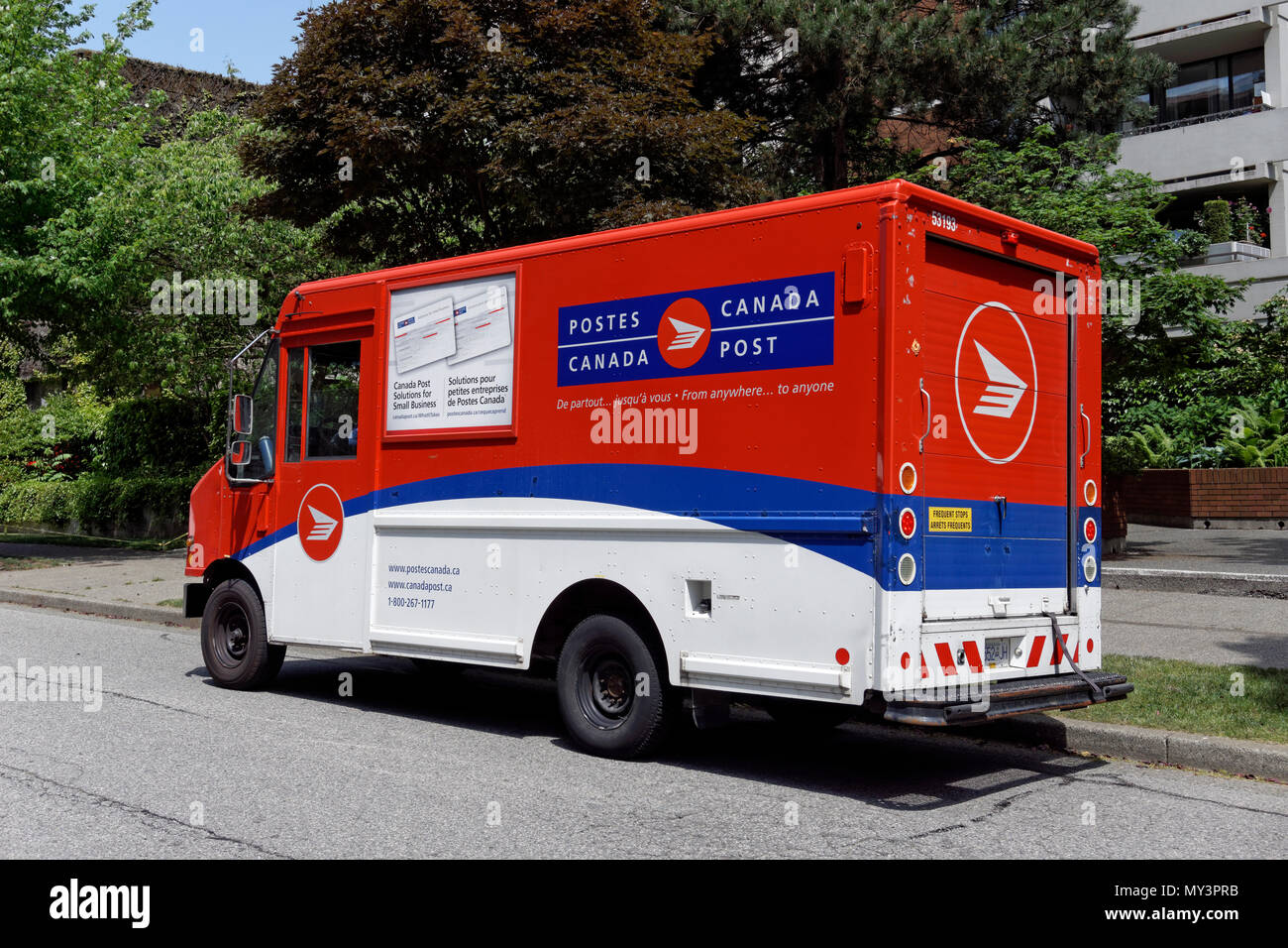 Canada Post Mail Delivery Truck in einer Wohnstraße in Vancouver, BC, Kanada geparkt Stockfoto