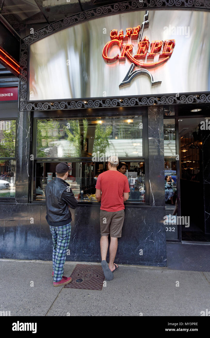 Zwei junge Männer bestellen Takeout Essen im Café Crepe französisches Restaurant auf der Robson Street in der Innenstadt von Vancouver, BC, Kanada Stockfoto