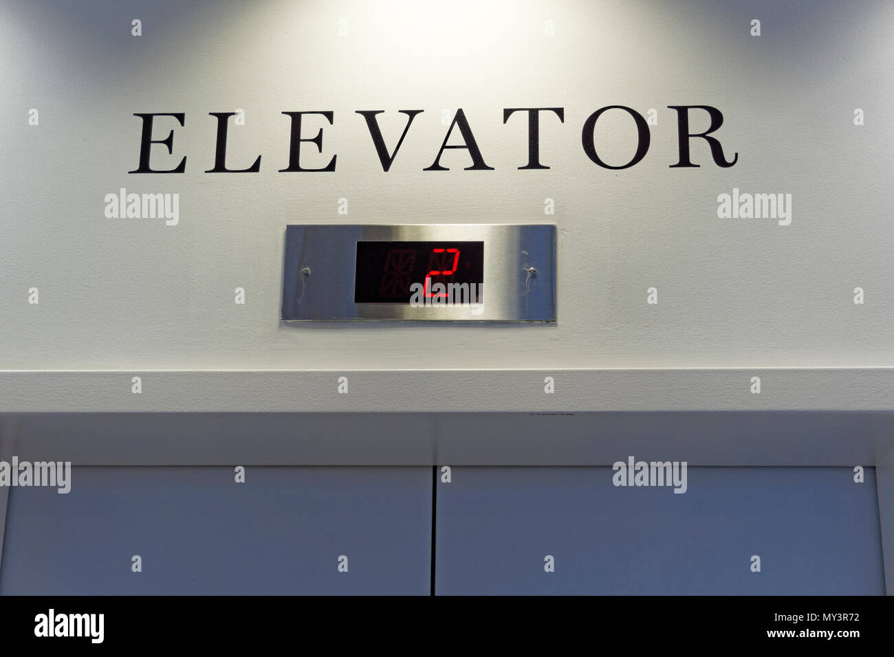 Aufzug signieren und digital Stock Anzeige Stockfoto