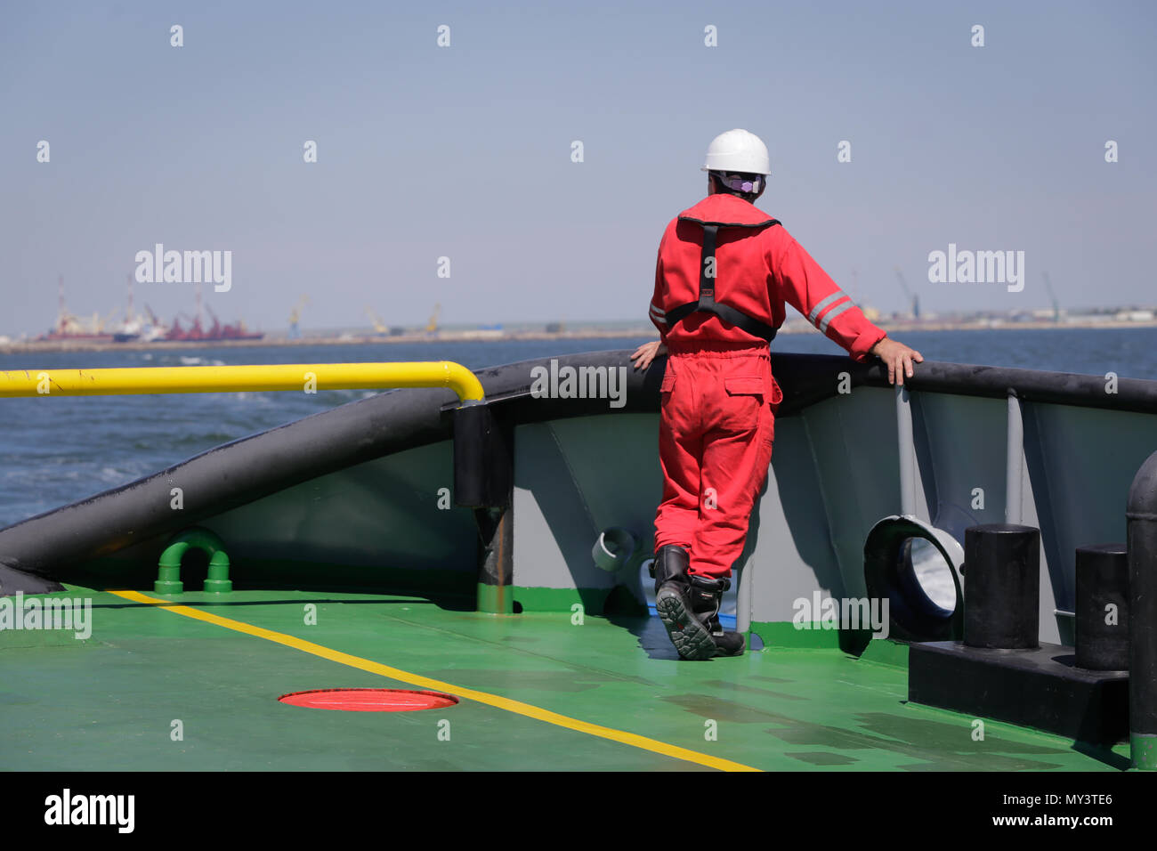 CONSTANTA, Rumänien - 19. MAI 2018: Seemann an Bord eines Tug Boat auf See Stockfoto