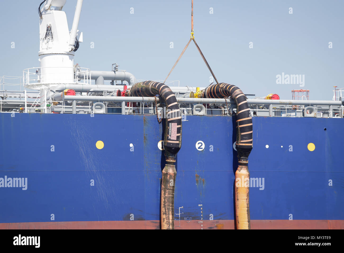 CONSTANTA, ROMANIA - MAY 19, 2018: Oil tanker unloading crude oil Stockfoto