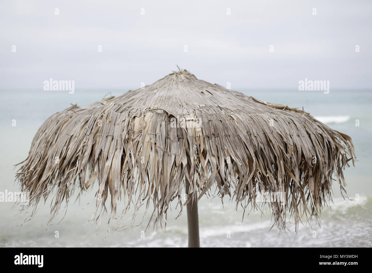 Reed Sonnenschirm am Strand früh morgens kurz vor Sonnenaufgang in der Vama Veche Badeort, in Rumänien Stockfoto