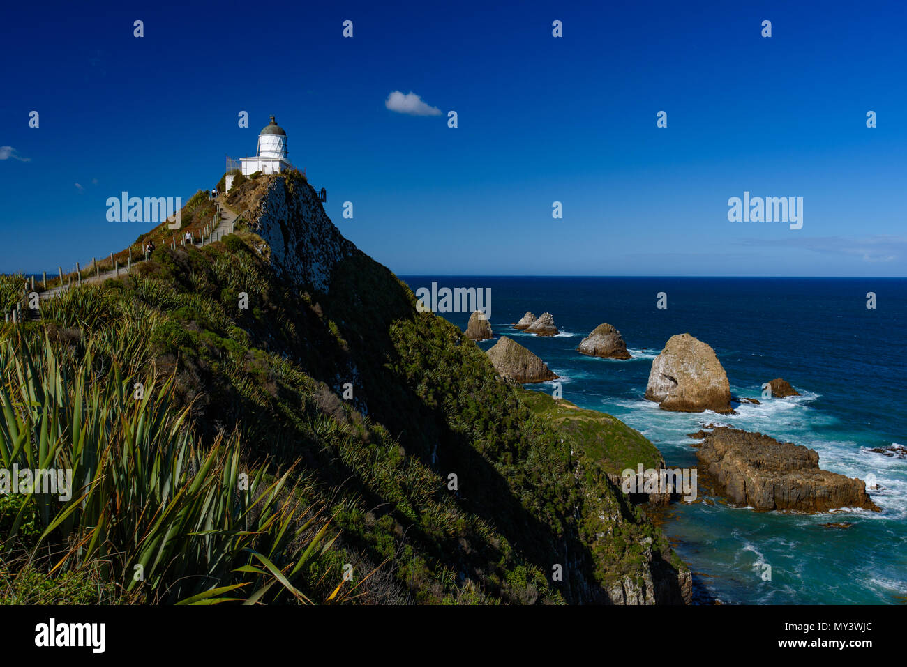 Nugget Point Lighthouse mit Meer- und blur Sky, Südinsel, Neuseeland Stockfoto