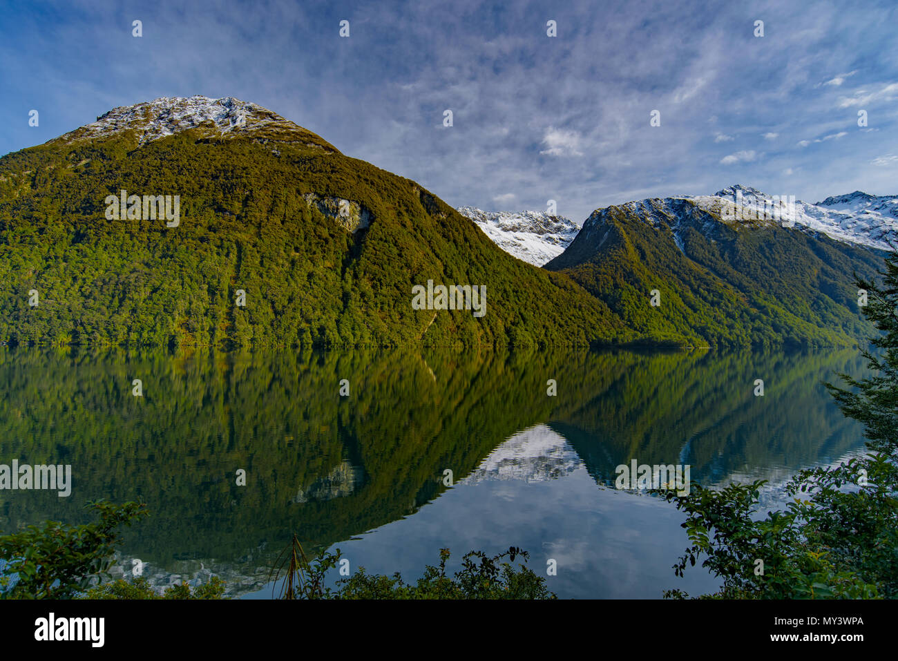 Lake Gunn mit Bergen und Reflexion auf dem Wasser, Südinsel, Neuseeland Stockfoto