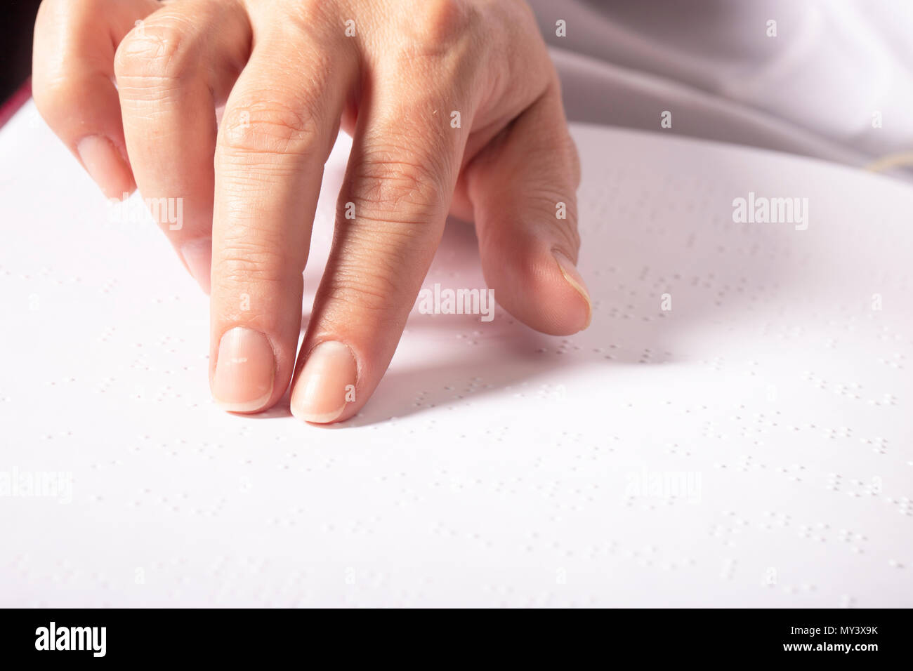 Blinde Frau lesen Buch in Blindenschrift geschrieben. Close up Finger berühren zu Braille Stockfoto