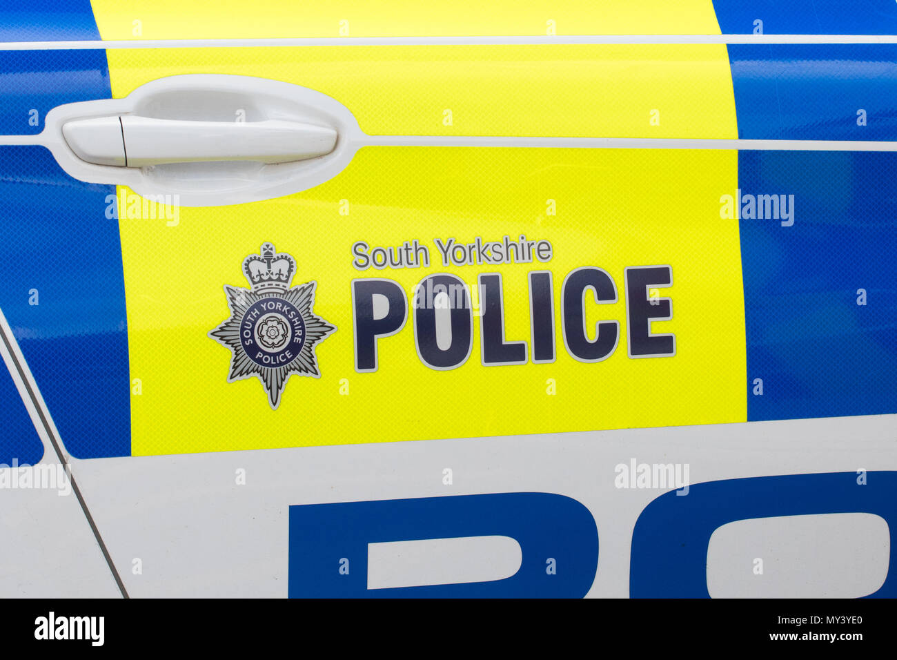 South Yorkshire Police unterschreiben und Logo auf der Seite der Polizei Auto, England, Großbritannien Stockfoto