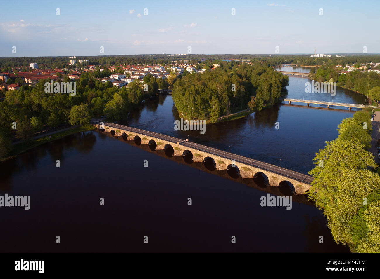 Luftaufnahme des 168 m langen Osten gewölbte Brücke mit 12 Bögen Kreuzung tje Fluss Klaralven. Stockfoto