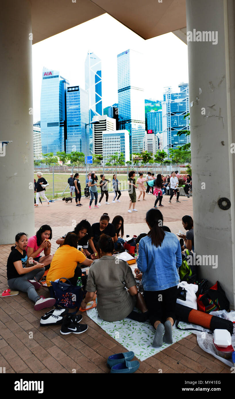 Philippinische einheimische Helfer auf dem Sonntag Ruhetag Geselligkeit im "Zentralen", Hong Kong. Stockfoto