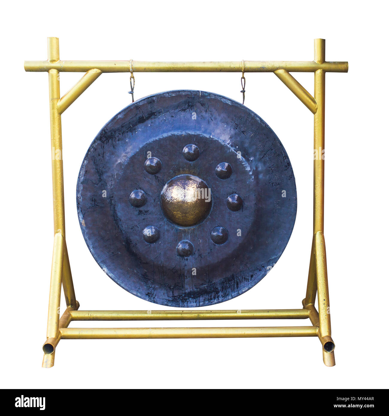 Traditionelle thailändische antik schwarz metall Gong. Metall Stahl drum auf weißem Hintergrund mit Freistellungspfad isoliert. Stockfoto