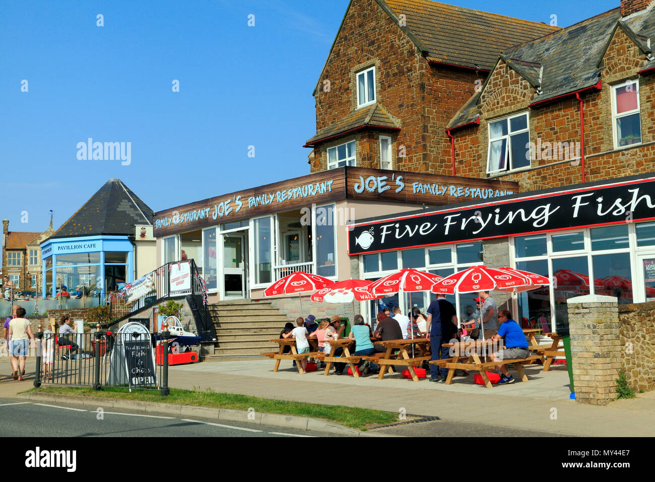 Hunstanton, Fish Shop, Bürgersteig, Café, Restaurants, Urlauber, Seebad, Stadt, Besucher, Norfolk, Großbritannien. Stockfoto