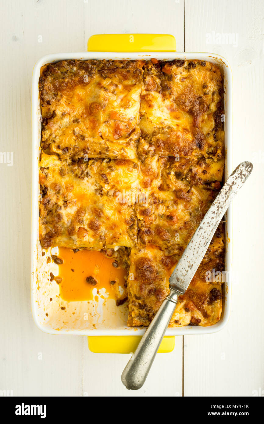 Hausgemachte Fleisch Lasagne mit Messer auf Weiße Holztisch Stockfoto
