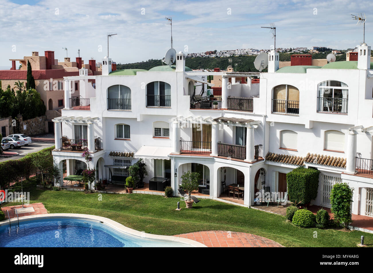 Ziemlich weiß getünchte Apartments in Torrevieja, Spanien Stockfoto