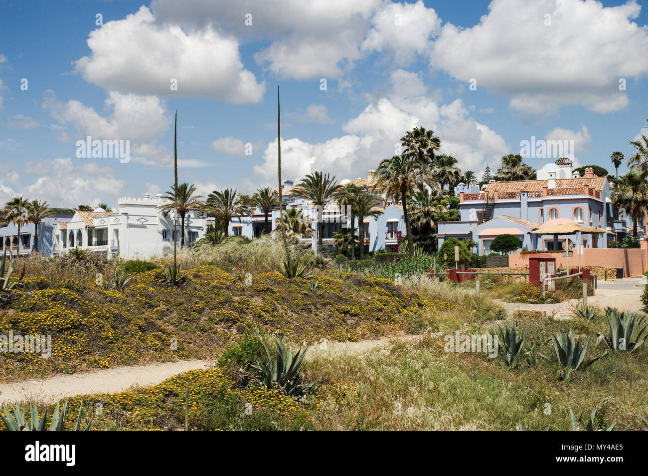 Bunte Villen entlang der Strände in Casares - Andalusien, Spanien Stockfoto