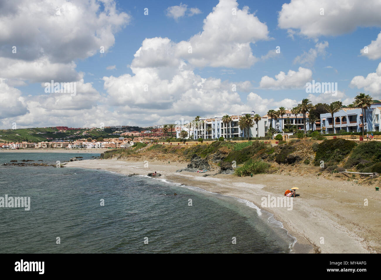 Bunte Villen entlang der Strände in Casares - Andalusien, Spanien Stockfoto