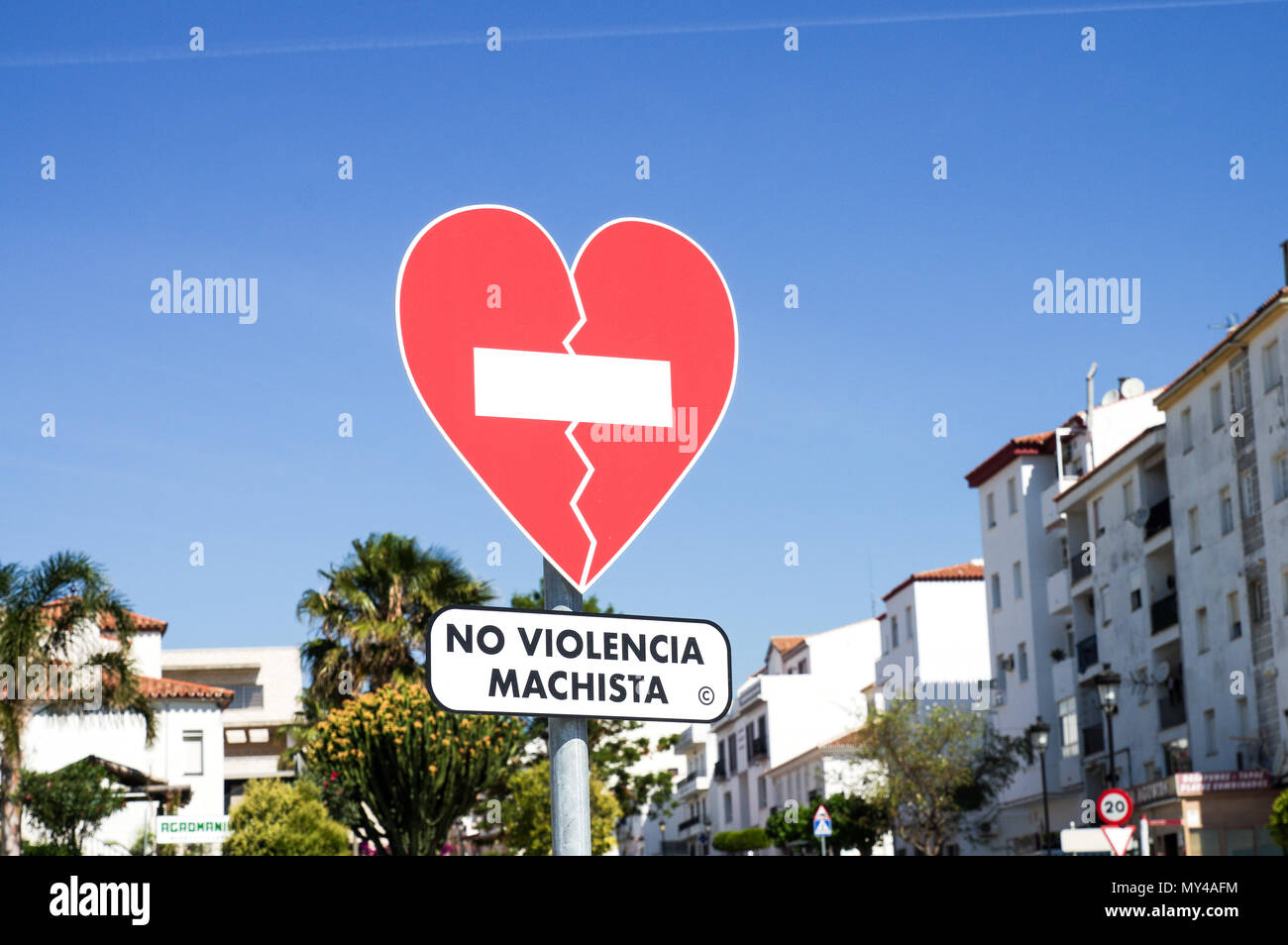 In Herzform Verkehrsschild No Violencia Machista In Einer Kampagne Gegen Hausliche Gewalt In Torrevieja Provinz Malaga Spanien Stockfotografie Alamy