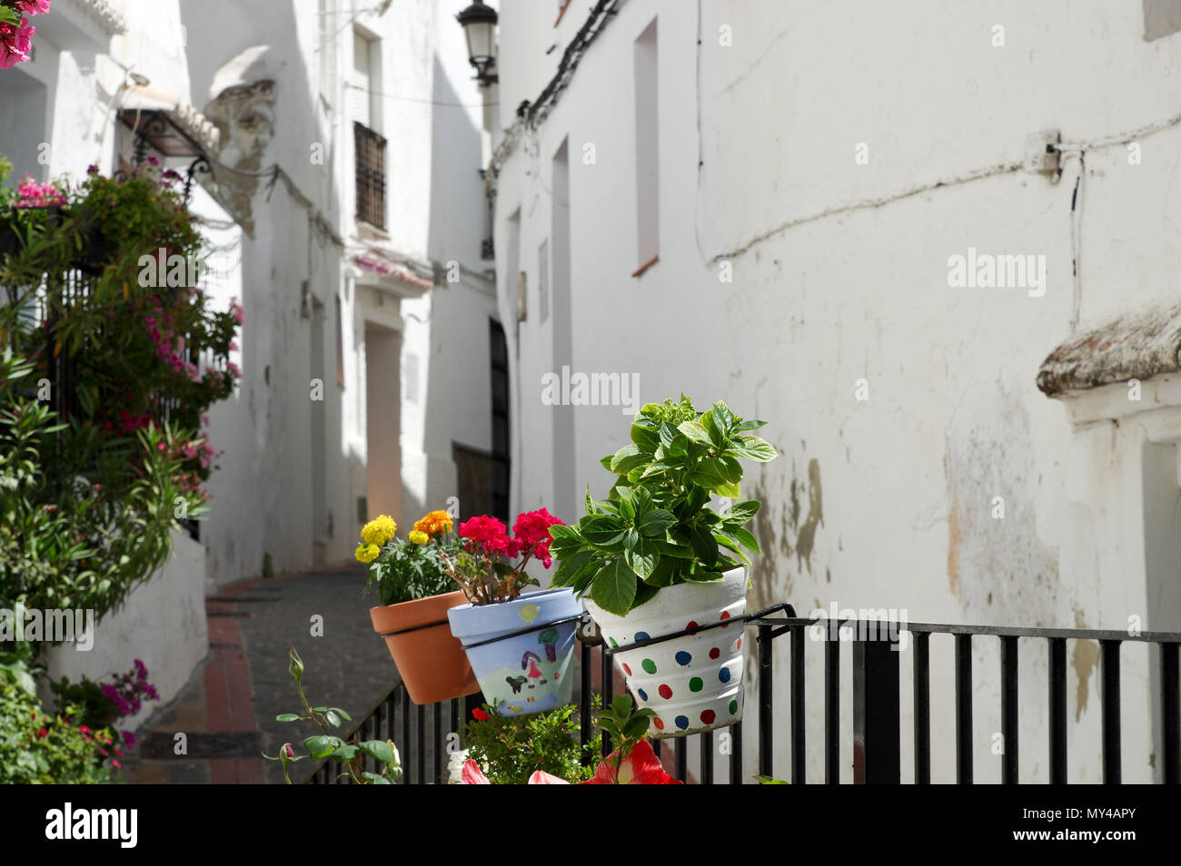 Ruhigen Straßen von Casares - ziemlich Andalusischen "Pueblo Blanco" - Weiß getünchte Dorf in der Provinz Malaga, Spanien Stockfoto