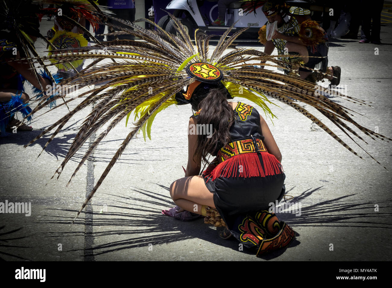 Aztec Tänzerin kniet in der Straße als Teil ihrer Leistung an den artesischen Arts Festival in Schwefel, Oklahoma, Native American Art. Stockfoto